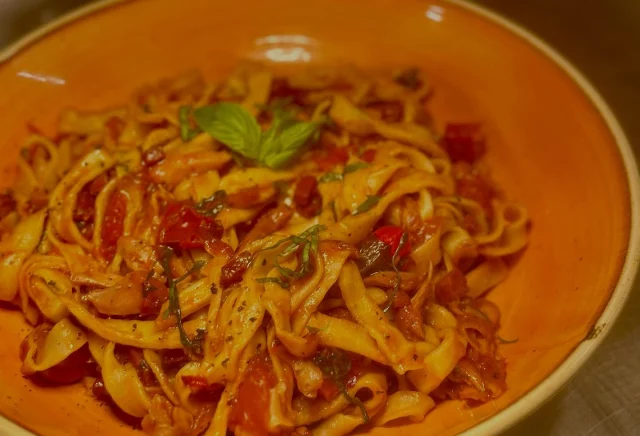 🍴This weeks special has sold out! So our chefs have created a new one.. 👨‍🍳 Homemade Chicken & Chorizo Tagliatelle served in a homemade tomato and basil sauce🍝 Book your visit here ➡️ https://thekingsheadpub.com/reservations/