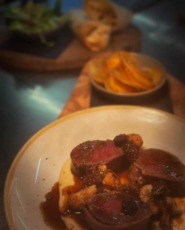🍽️This dish is nothing short of exquisite🤤 Pan roasted Loin of Venison wrapped in Parma ham, accompanied by cauliflower purée, roasted cauliflower & a homemade blackberry jus, with game chips🍴