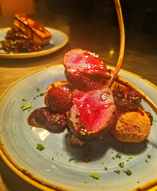 🤩This weeks special.. Rack of Venison, served with potato & venison croquettes, roasted cauliflower & a homemade blackberry jus😋 Book your visit here 📖➡️ https://thekingsheadpub.com/reservations/ 🍽️