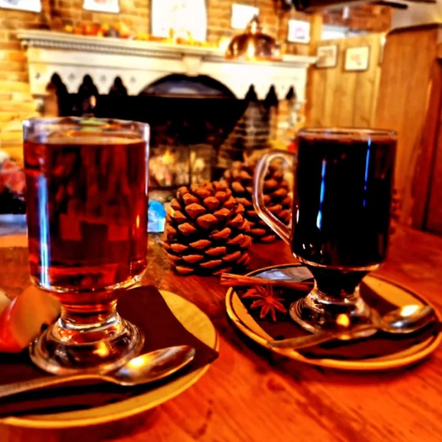 It's time to warm up with a visit to the Kings Head! Mulled wine or Biddenden Mulled cider - the choice is yours 😉 🎄. Don't forget to follow us and book your table 🎁