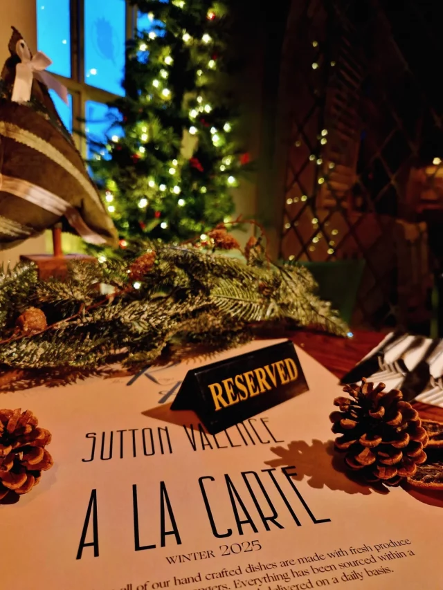 Winter has officially arrived 🙌🏻 and we're all set for Christmas 🎄! Our new Winter menu is ready for you to indulge in 🙌🏻. Come warm up at the coziest bar around, @thekingshead.sv 🎁