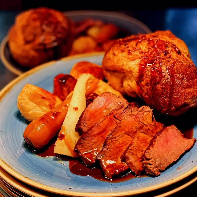 It's almost Sunday, and we all know what that means! 🤩 @thekingshead.sv roast will be served! 🍖

 #Sunday #Roast #Food #KingsHead
