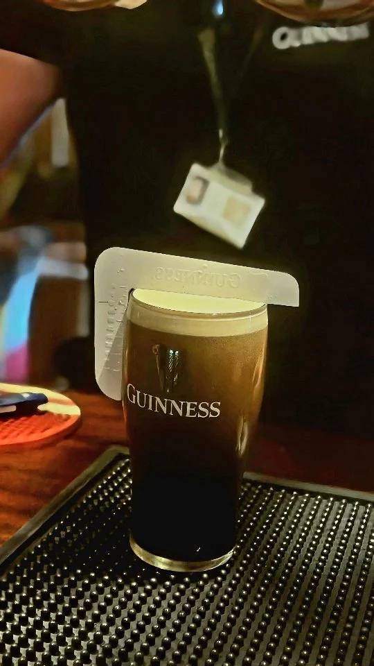 We all knew about it, but now it's official! 🤩 @thekingshead.sv is pouring Perfect pints of Guinness everytime! Served in frozen glasses with a perfect setup 👌🏻 If you know, you know; if not, come and try! 🍻 

#Guinness #Pints #Glasses #Setup #Taste#splittheg #publife #perfectpint