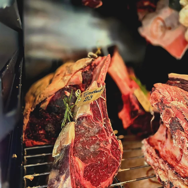 Beautiful aged meat and fresh oysters, with a frosty glass of beer or a refreshing cocktail 😋 Can you imagine anything better? You'll find it all at The Kings Head, the best pub in Kent, where we truly know what's best! 👌🏻
 #Meat #Oysters #Beer #Cocktail #Pub