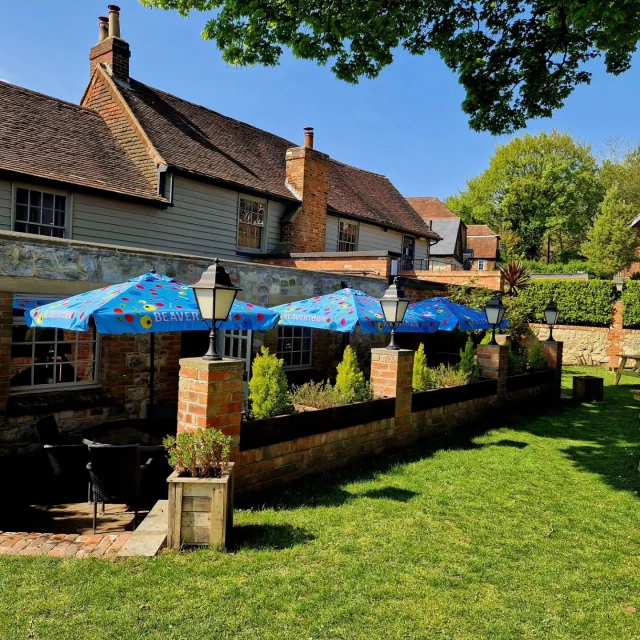 Join us at our beer garden for a refreshing escape! 🍻 We're serving up perfectly chilled beers and expertly crafted cocktails. It's the ideal spot to unwind and enjoy the good weather. Come experience our inviting atmosphere and make some great memories. We look forward to welcoming you soon! 
@thekingshead.sv

#BeerGarden #Cocktails #SummerVibes #ChillOut