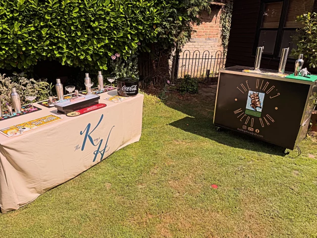 🤩A few clients enjoying some freshly made cocktails over the weekend🍸Have a private event that doesn’t quite require the services from our mobile bar 🍺@thedrinkingwellpub ? Maybe a private cocktail class in your very own garden may suit? 👨‍🏫 Get in touch 📧 info@thekingsheadpub.com 🥳