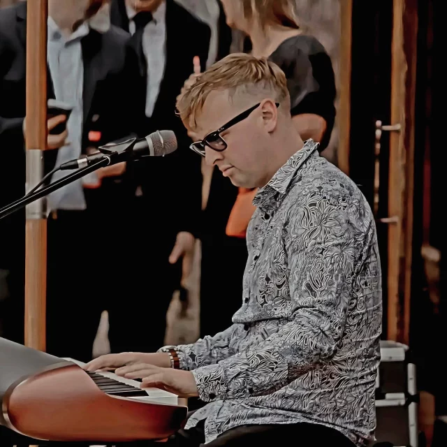 Get ready! The legendary @joshroots is playing at @thekingshead.sv! Don't miss out on June 9th from 7 pm! 🎸🎤🎶 book your table now💯

#legend #music #show#publife #livemusic