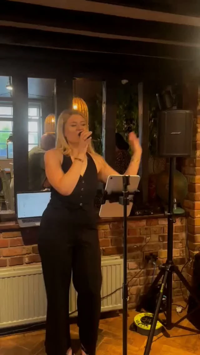 Get ready for some amazing live music 21st of July! 🎶 @emilyrosebellvox will be singing live starting at 7pm, so clear your schedules. You seriously don't want to miss this, her voice is absolutely incredible! 🤩 Come join the vibe! ✨

#LiveMusic #Singing #GoodVibes #CantWait #kent