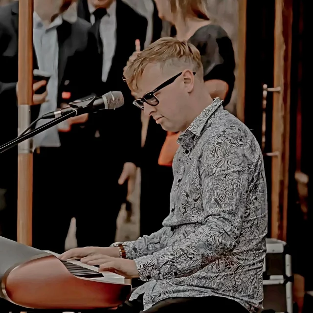 We're incredibly lucky to have the legend @joshroots at @thekingshead.sv once again! Mark your calendars for August 11th from 7 pm – you won't want to miss it! 🥳 

#Legend #Music #Event#publife🍻 #freshfoods