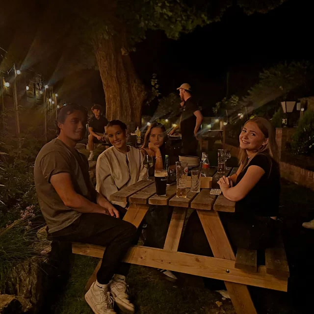 Summer @thekingshead.sv is always amazing! Book your table now and try it for yourself! 🍻🥳 #party #bbq #kent #freshfoods #publife