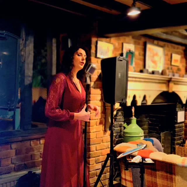 The smoothest jazz singer, @lauralawtonsings, will be performing this Tuesday the 25th! Make sure you don't miss this one! 🥳
 #Jazz #Singer #Performance #Tuesday#kent