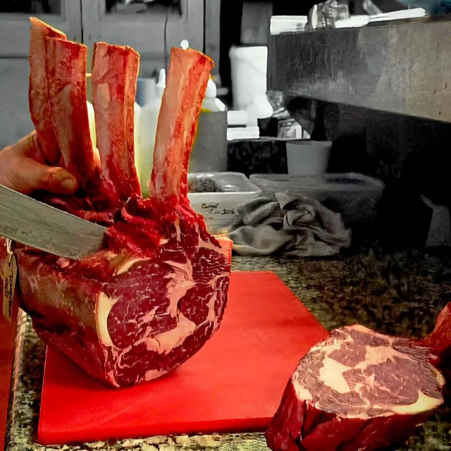 Calling all meat lovers! 🥩 Available all day, every day, only at @thekingshead.sv! 👑 #Meat #Food #restaurante #freshfoods #publife